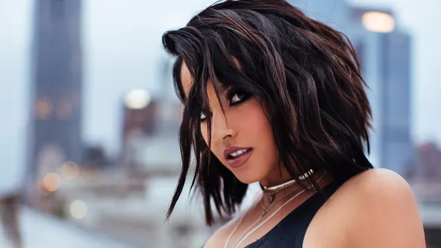 물결 모양의 짧은 머리를 한 미국 가수 'Becky G' 4K 배경화면