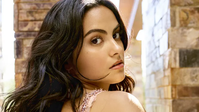 Cantante estadounidense 'Camila Mendes' 4K fondo de pantalla