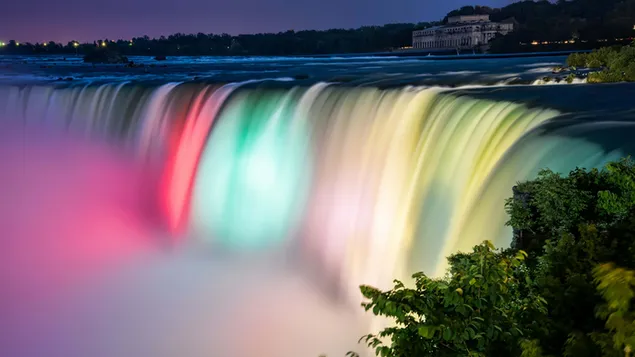 アメリカとカナダの国境の間にあるナイアガラの滝は、虹色の壮大な景色を眺めることができます。 ダウンロード