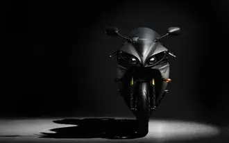 geomeunsaeg baegyeonge hyinsaeg bulbici bicuneun jimyeone swigo issneun insangjeogin geomeunsaeg yamaha otobai daunrodeu