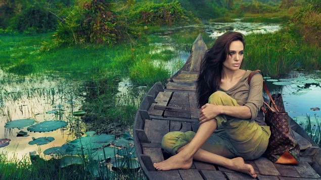 Angelina Jolie dra Louis Vuitton-sak in 'n ou rustieke boot aflaai