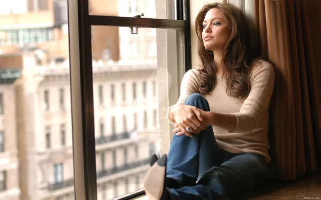 Angelina Jolie bersantai di dekat jendela HD wallpaper