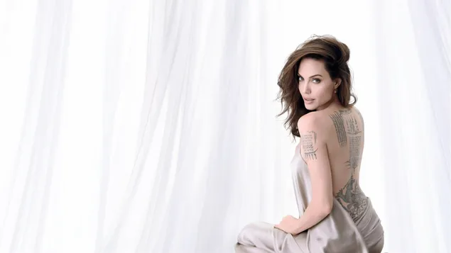 Angelina Jolie Esquena sexy amb tatuatges 4K fons de pantalla