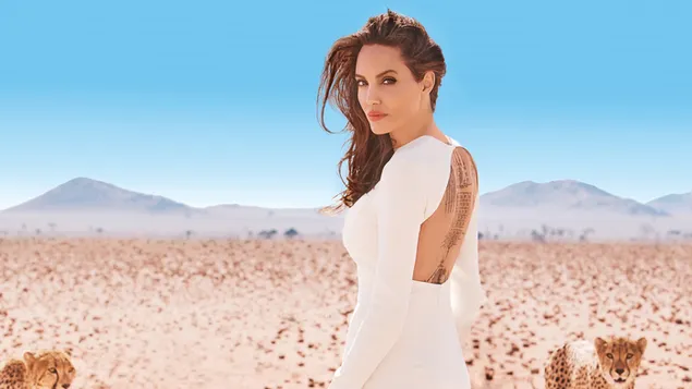 Angelina Jolie zonder rug met luipaardwelp