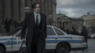 Wütender Bruce Wayne mit Handtasche - The Batman 4K Hintergrundbild