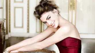 Tapeta Anne Hathaway krásný úsměv 4K
