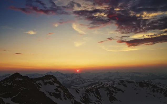 Anochecer puesta de sol montaña