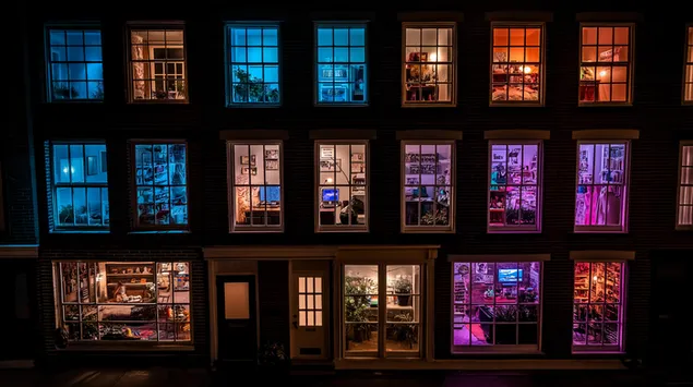 fuinneoga arasain soilsithe le dathanna eagsula san oiche ioslodail