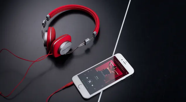 Apple I Telefon & rote Kopfhörer 4K Hintergrundbild