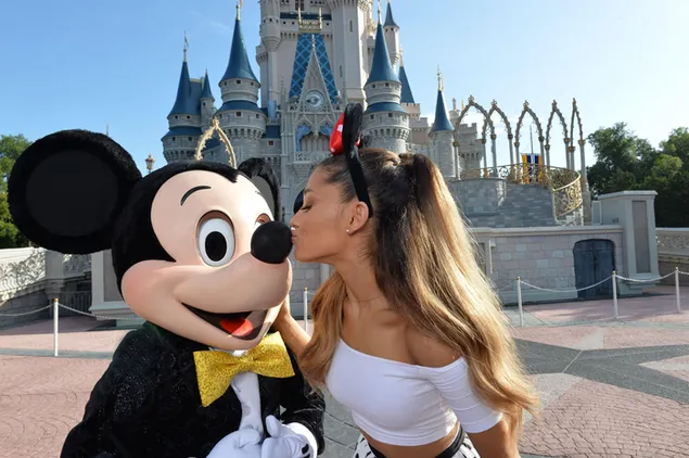 Ariana Grande kysser Mickey Mouse 4K tapet