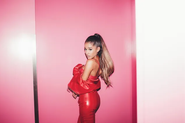 Różowa sukienka Ariana grande 2K tapeta