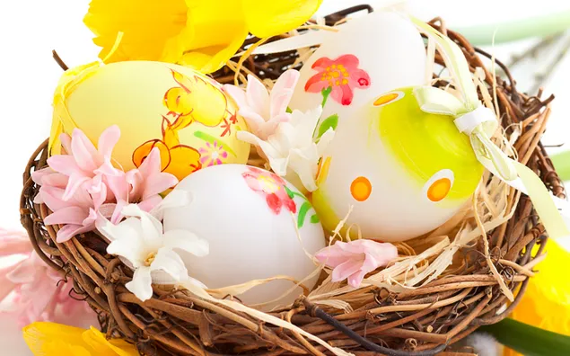 Telur Paskah artistik dalam keranjang dengan bunga-bunga cantik unduhan