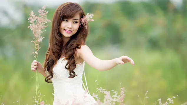 Hermosa modelo asiática posar con flores. descargar