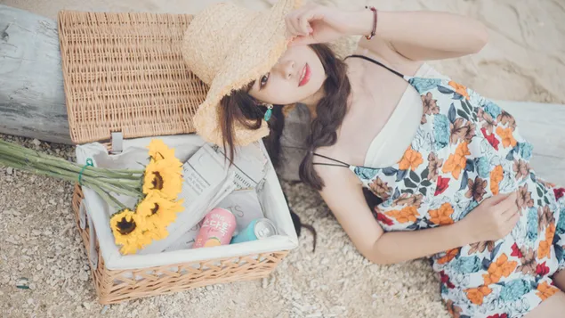 Muat turun Gadis Asia di pantai