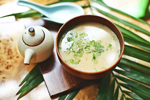 Azijietiška sriuba dubenyje su arbatinuko fotografija atsisiųsti