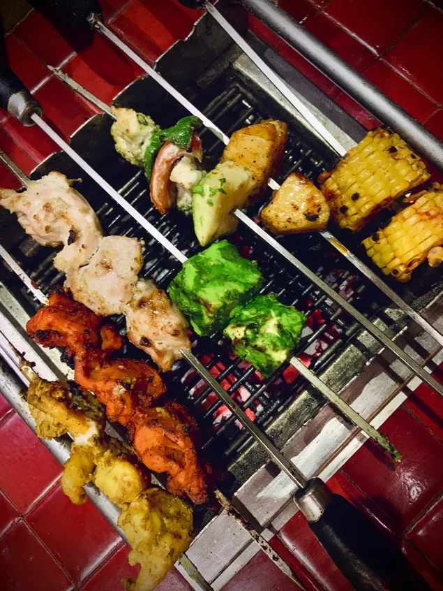 Različni žar, meso, sir, koruza 2K ozadje