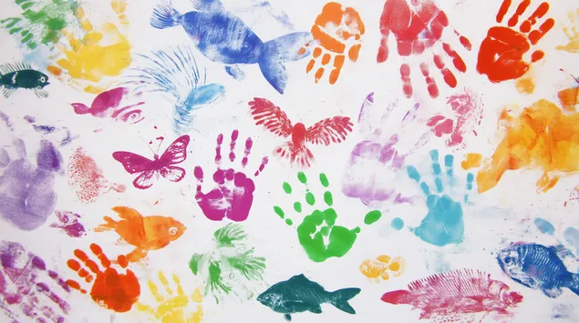 cac dau tay tre em va hinh dang dong vat tren nen tai xuong