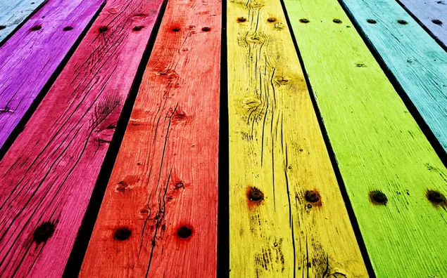 Tablero de madera de varios colores, fondo rojo, amarillo, verde, verde, azul