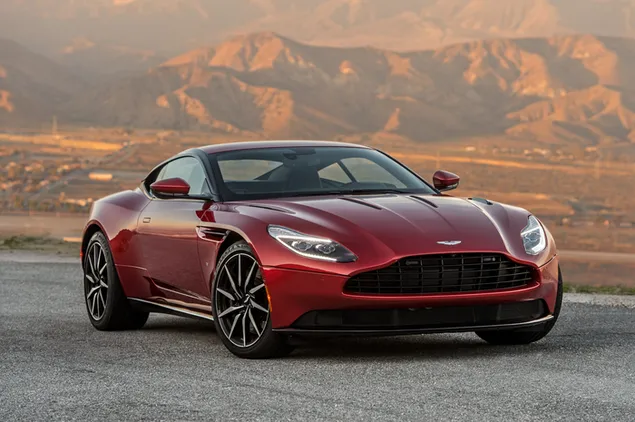 Aston Martin DB11 sportwagen voorkant van heuvel
