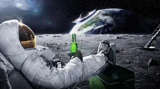 astronavt p'et pivo na lune, nablyudaya za zemley skachat'