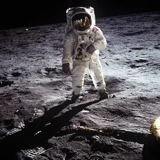 posadka astronavta na lunu skachat'