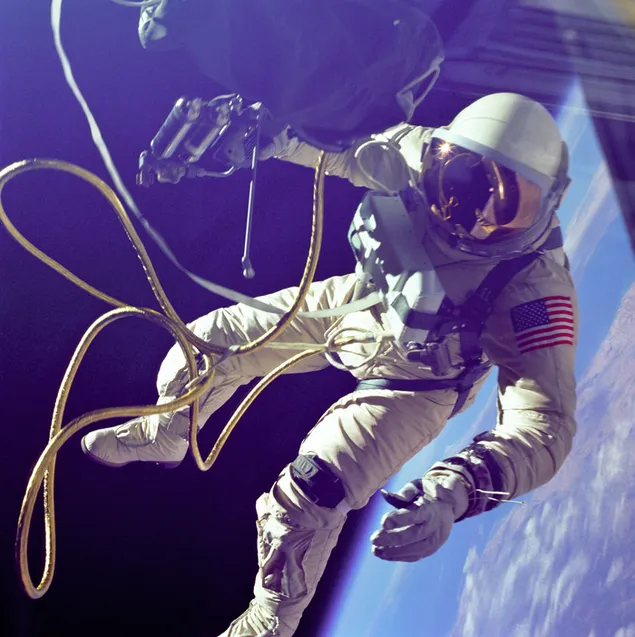 Astronaut in rugligging 2K achtergrond