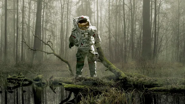 Astronaut, der durch den Wald geht
