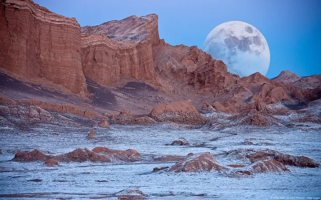 Desierto de Atacama entre acantilados con vista a la luna llena descargar