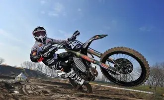 Tapeta Sportovec v černobílém oblečení ukazuje na blátivé cestě se svým motocyklem značky yamaha 4K
