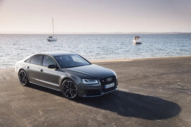 Coche deportivo Audi A8 frente al mar 4K fondo de pantalla
