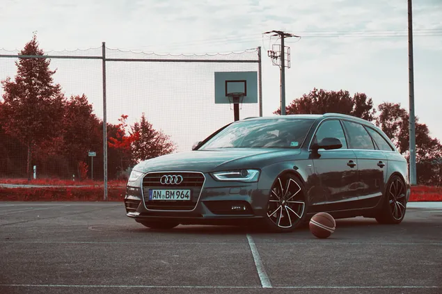Coche Audi en la cancha de baloncesto 4K fondo de pantalla