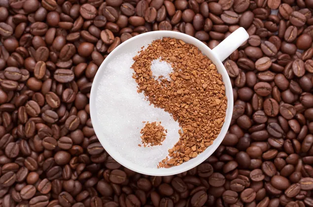Auf Kaffeebohnen zubereiteter Schaumkaffee mit Milch herunterladen