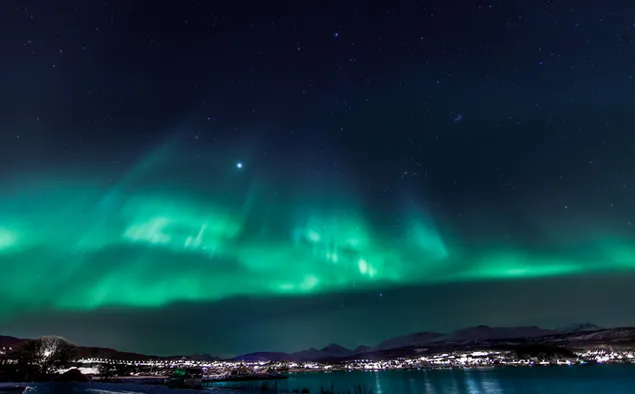 Aurora boreal en el cielo estrellado