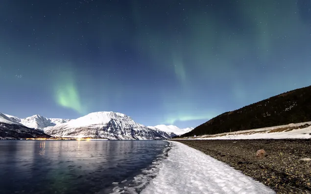 Aurora Borealis und die Berge 2K Hintergrundbild