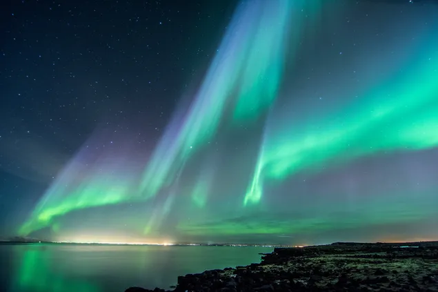Aurora borealis in de nachtelijke hemel