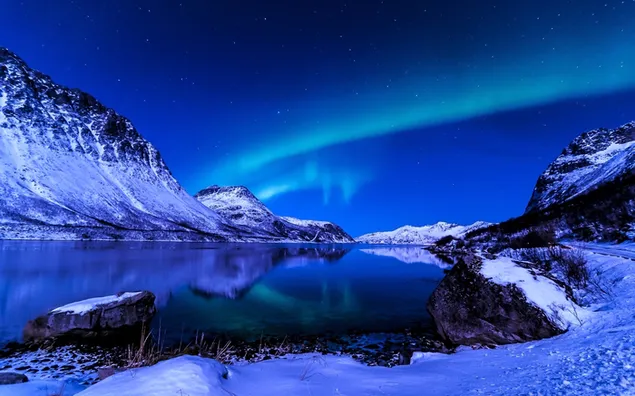 Aurora boreal en la noche 4K fondo de pantalla