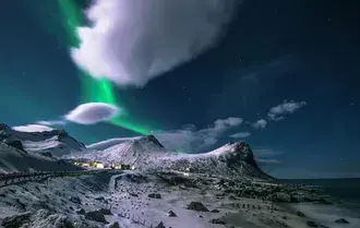 Северное сияние над горами ночью 4K обои