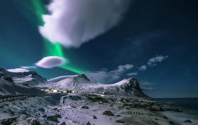 Aurora Borealis di atas pegunungan di malam hari