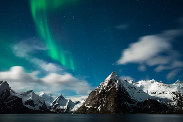 Aurora boreal sobre las montañas 2K fondo de pantalla