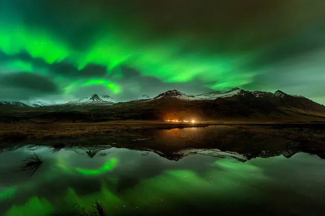 Aurora borealis reflectie op het meer