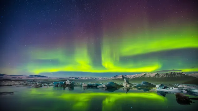 Aurora Borealis über dem See herunterladen