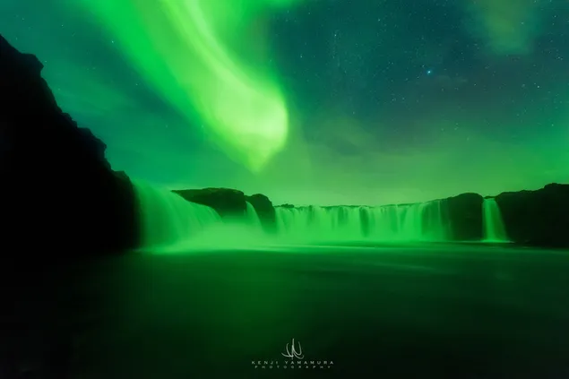 Aurora Borealis über dem Wasserfall Godafoss in Island herunterladen