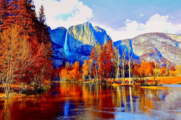 Herbstbäume in den Bergen 4K Hintergrundbild