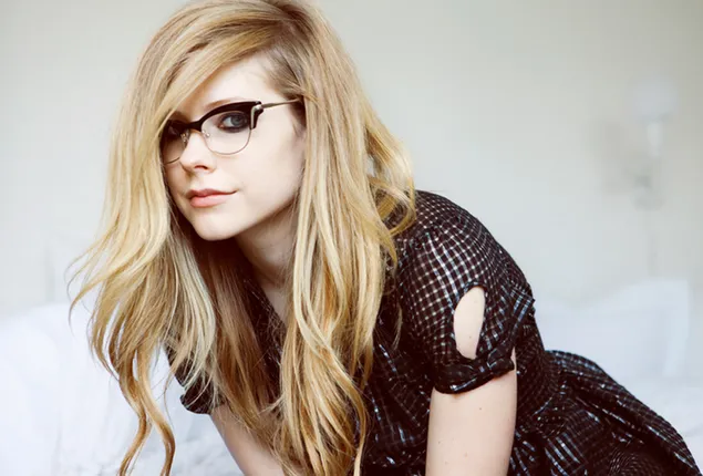 Avril Lavigne mit Sonnenbrille