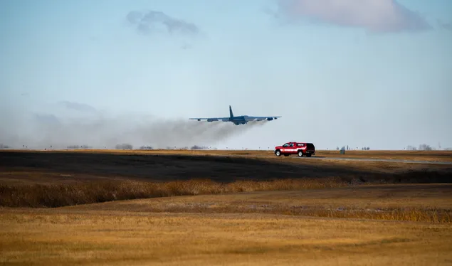 Pesawat B-52H Stratofortress lepas landas unduhan