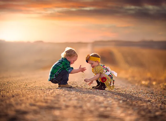 Babys spielen mit Sand 2K Hintergrundbild