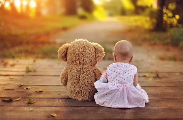 Babymädchen mit Teddy 2K Hintergrundbild