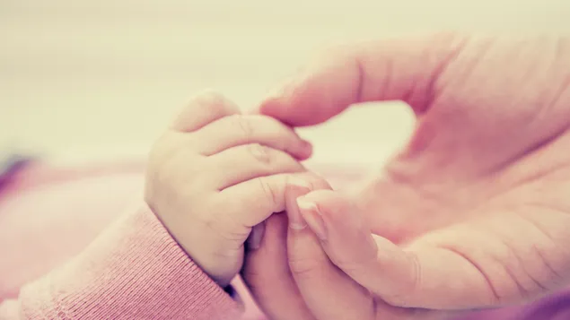 Tangan bayi meraih Ibu unduhan