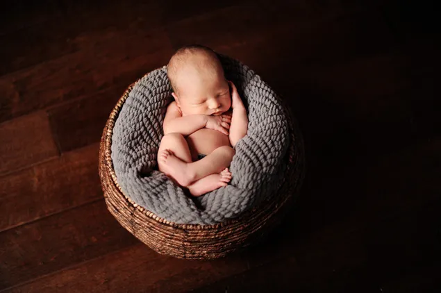 Baby im Korb 4K Hintergrundbild