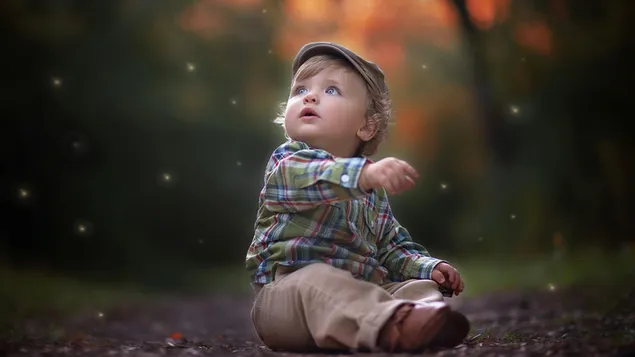 Em bé đi giày nâu, tóc vàng và áo sơ mi phù hợp với phông nền mất nét tải xuống
